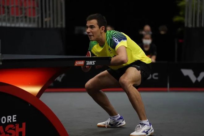 跟队：麦迪逊赛后拄拐穿过混合采访区，神情十分沮丧