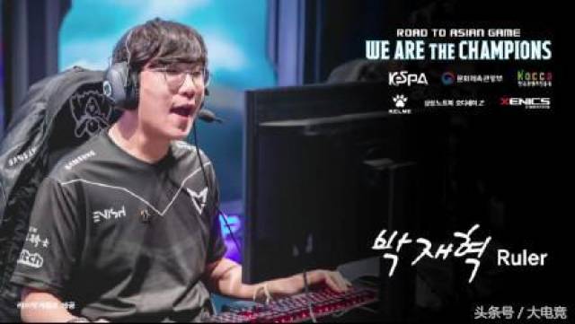 庆祝波兰独立日，莱万将纽约帝国大厦点亮为白红色